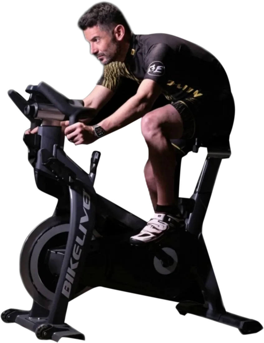 Carlos Gil entrenando en bicicleta